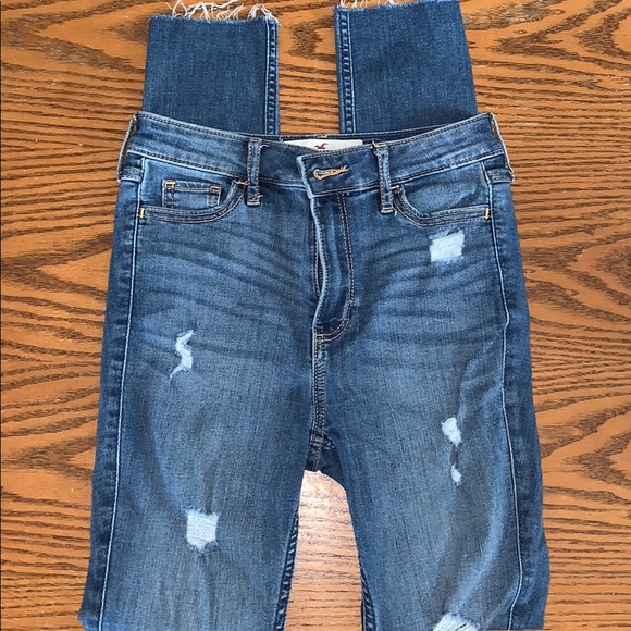 🔴SOLD🔴 Dark Wash Hollister Ripped Jeans - Picture 4 of 10
